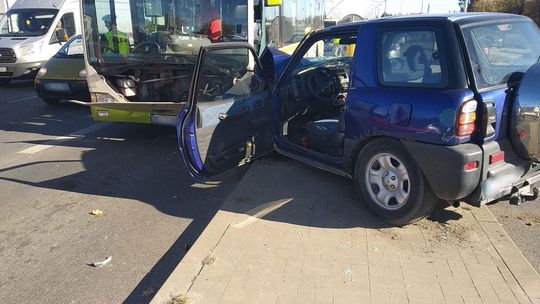 Chełm: Wjechała na wysepkę i uderzyła w autobus komunikacji miejskiej [zdjęcia]