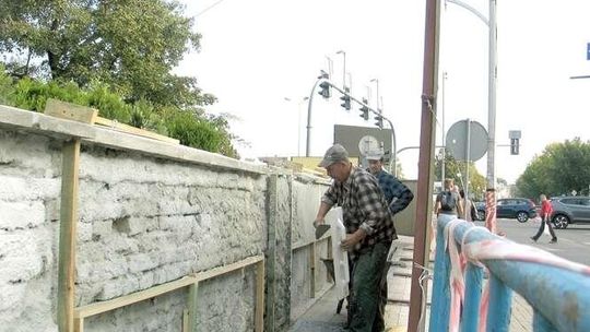 Chełm: Zabytkowy mur już nie runie