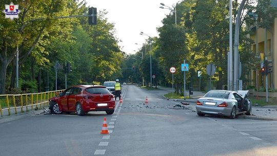 Chełm: Zderzenie na skrzyżowaniu, 23-latek w szpitalu