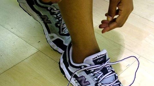 Chełm: Złodziej w markecie. Włożył nowe buty, zostawił stare