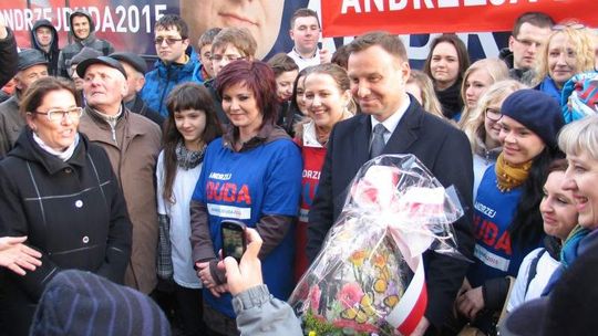 Chełmianie dali Andrzejowi Dudzie gigantyczną pisankę