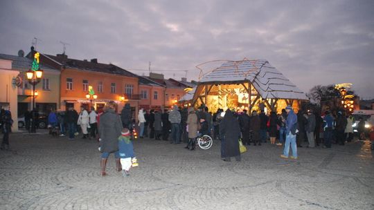 Chełmianie odwiedzają szopkę na placu Łuczkowskiego