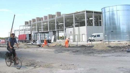 Chełmska Castorama już pod dachem. Kiedy otworzą sklep?