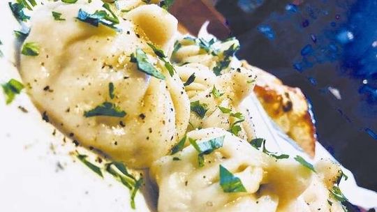 Chinkali, czyli sakiewki z nadzieniem z baraniny. Gdzie można je zjeść? 