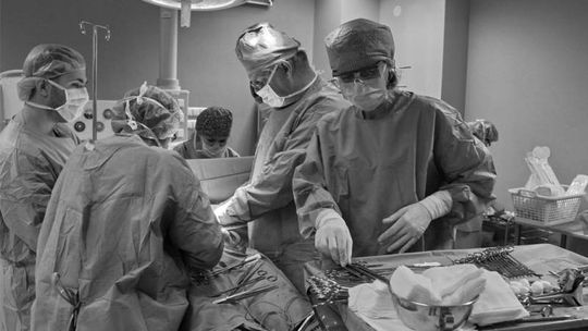 Chirurdzy w akcji o 3 nad ranem. Nagroda za zdjęcie dla lubelskiego lekarza