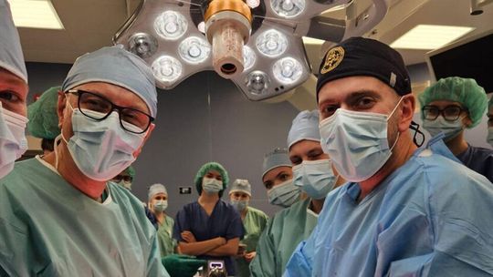 Chirurdzy z USK1 usunęli 16-kilogramowy guz. Pacjent od roku zgłaszał dolegliwości