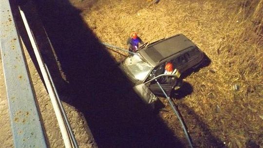 Chlewiska. Samochód spadł z mostu na brzeg rzeki