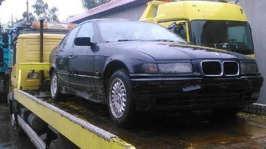 Chłopak dostał bmw na 18-stkę. Po pijanemu wjechał pod ciężarówkę