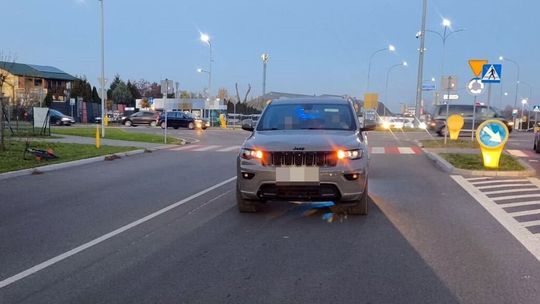 Chłopak szybko wjechał na pasy. Kobieta w jeepie nie zdążyła wyhamować