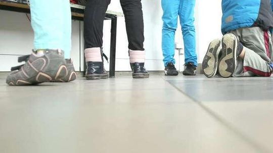 Chłopcy noszący długie włosy słyszeli, że są pedałami? Rodzice skarżą się na szkoły