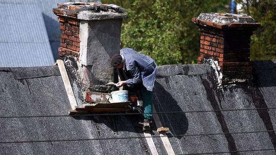 Chodel: Mieszkańcy palą śmieci. Smród niesie się po całej gminie
