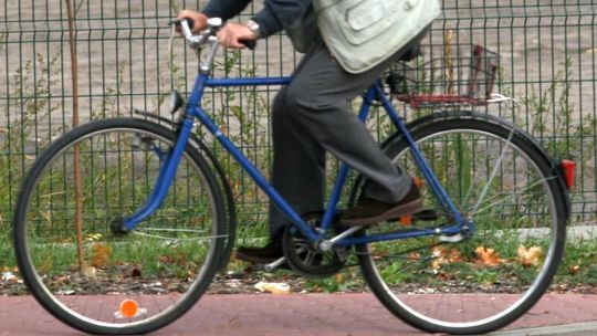 Chodel: Wjechał rowerem w mazdę bo… spadł mu łańcuch