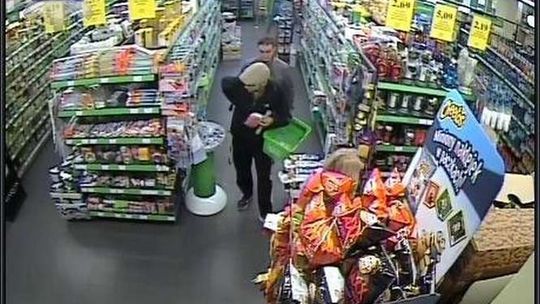 Chodel: Złodzieje w delikatesach, nagrała ich kamera