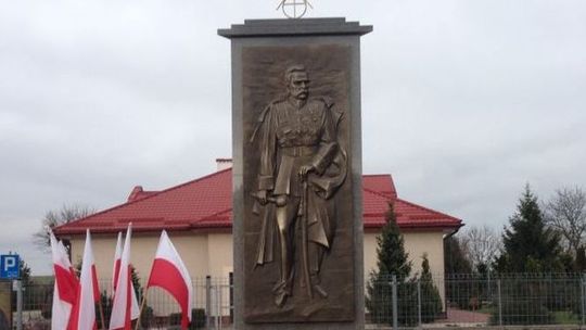 Chodnik czy pomnik Piłsudskiego? W Puchaczowie się kłócą, na co wydać miliony od premiera