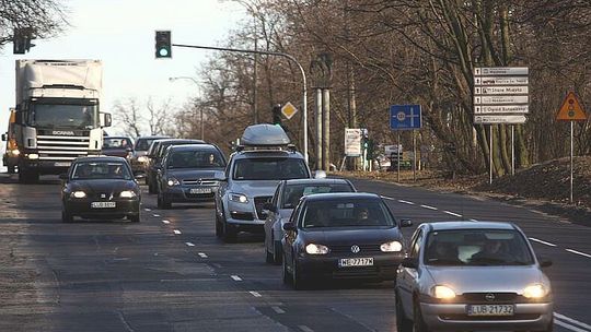 Chodnik i latarnie powstaną na al. Warszawskiej