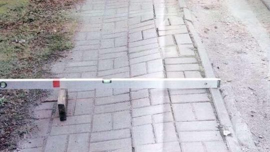 Chodnik z kilkunastocentymetrowym spadkiem. Będzie naprawa