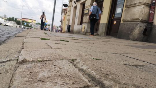 Chodniki przy ulicy w centrum Lublina w końcu będą równe