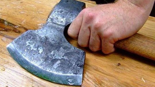 Chodził z nożem i siekierą, terroryzował całą wieś. Odpowiada za usiłowanie zabójstwa