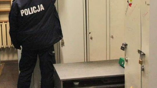 Chodził z torebką, twierdził, że pobili go policjanci. Nie usłyszą zarzutów