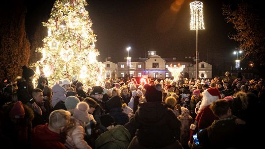 Choinka już stoi. Łęczna gotowa na święta Choinka już stoi. Łęczna gotowa na święta