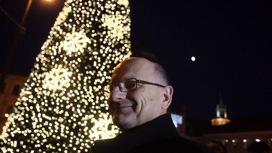Choinka przed Ratuszem już w blasku światełek (wideo)
