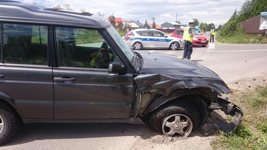 Choiny: Land rover zderzył się z oplem. Ulica zablokowana [zdjęcia]