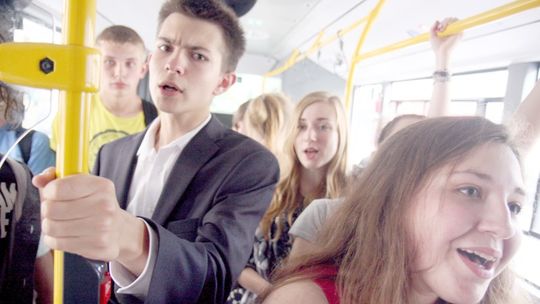 Chór śpiewał dla pasażerów miejskiego autobusu (zdjęcia, wideo)