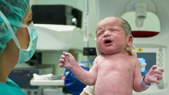 Chora na COVID-19 urodziła zakażoną córeczkę. „Gdybym mogła cofnąć czas, to bym się zaszczepiła”