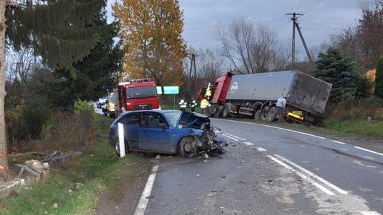 Chorupnik. Naczepa tira uderzyła w mazdę