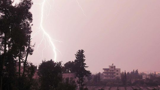 Chroń swój dom przed skutkami burzy. Porady