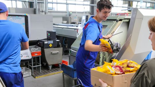 Chrupią w biurach i "na produkcji". Firma w Lubelskiem wsparła producenta paluszków