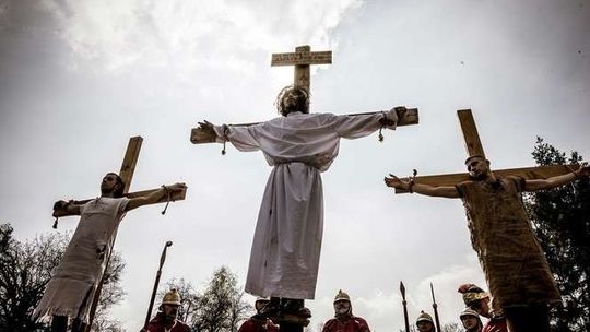 Chrystus na krzyżu. Misterium Męki Pańskiej w Świerszczowie