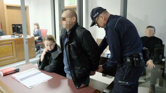 Chrześniak przyszedł spytać wujka o zapalone światło. Dostał cios nożem w plecy