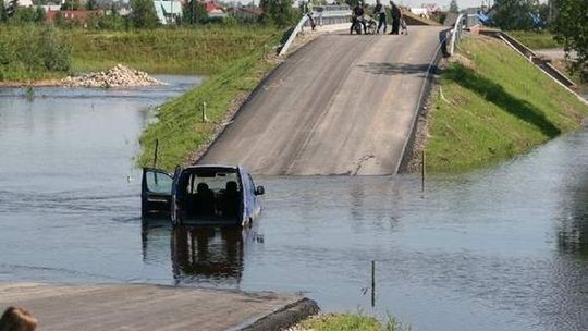Chwila nieuwagi i auto utonęło na… nowej drodze