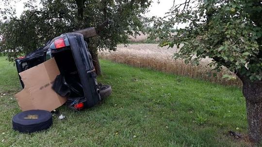 Chwila nieuwagi i takie efekty. Dachowanie audi [zdjęcia]