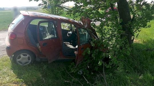 Chwila nieuwagi zakończyła się dachowaniem. Mężczyzna zajął się przewożonym kanistrem z benzyną