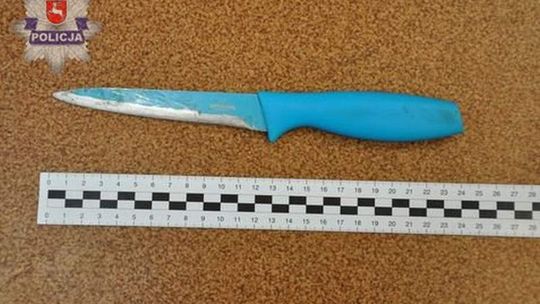 Chwycił nóż kuchenny i rzucił się na policjantów. Zniszczył im mundury