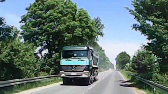 Ci kierowcy mogli widzieć wypadek w Stawku. Policja ich szuka (wideo)