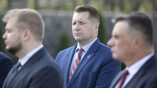 "Ci ludzie nie są równi ludziom normalnym". KRRiT nie widzi nic złego w słowach Czarnka o LGBT