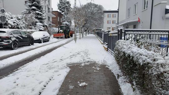 Ciągle pada... A służby sprzątają
