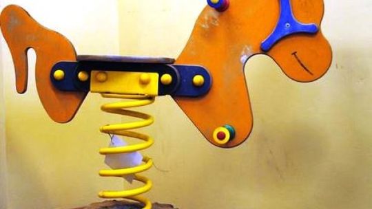 Ciągnęli bujanego konia z placu zabaw. Byli nietrzeźwi