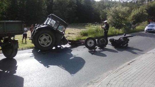 Ciągnik aż rozpadł się na części. Traktorzysta wymusił pierwszeństwo