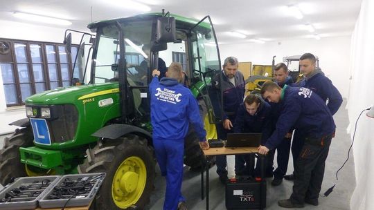 Ciągnik, kamery i klocki Lego. Uczniowie skorzystają z nowego sprzętu