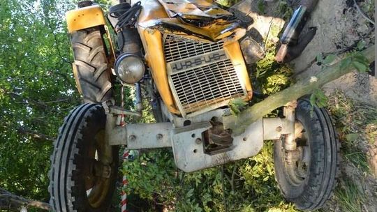 Ciągnik przewrócił się i przygniótł kierowcę. 65-latek zmarł na miejscu