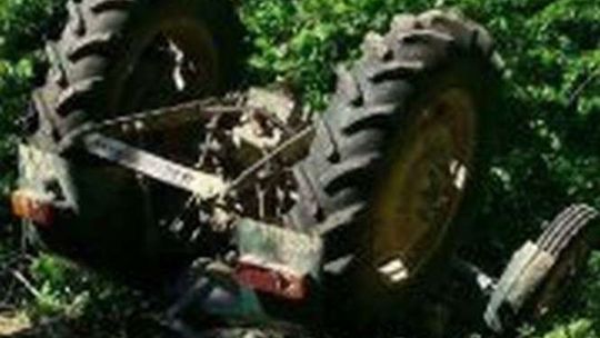 Ciągnik przygniótł 65-latka. Mężczyzna ciężko ranny