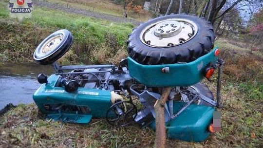 Ciągnik przygniótł mężczyznę nad rzeką