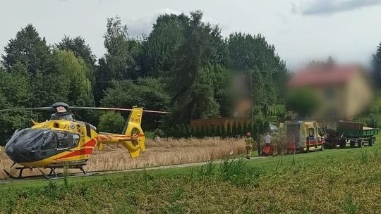 Ciągnik przygniótł rolnika. Mężczyznę zabrało lotnicze pogotowie