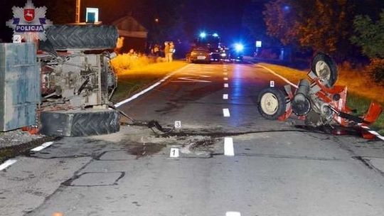 Ciągnik rozpadł się na dwie części po zderzeniu z peugeotem
