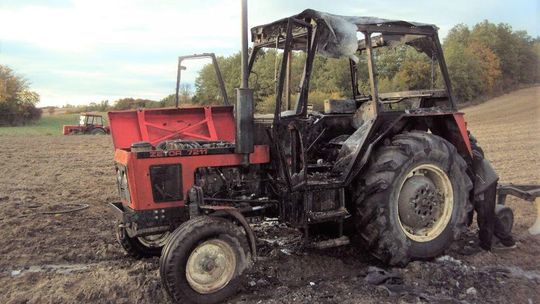Ciągnik spłonął podczas pracy w polu