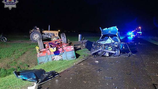 Ciągnik uderzył w BMW. Cztery osoby zostały ranne